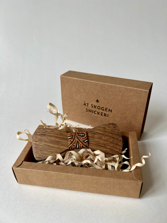 Handgjord fluga i träslaget ask – elegant och unik accessoar för festliga tillfällen