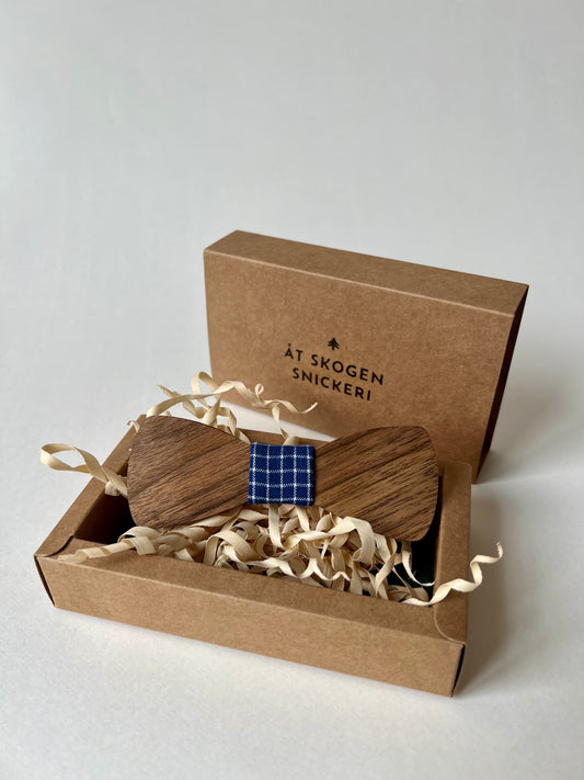 Handgjord fluga i träslaget ask – elegant och unik accessoar för festliga tillfällen