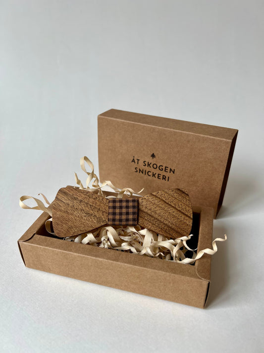 Handgjord fluga i träslaget ask – elegant och unik accessoar för festliga tillfällen