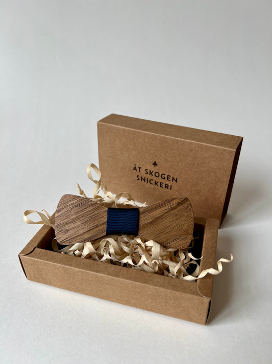 Handgjord fluga i träslaget ask – elegant och unik accessoar för festliga tillfällen