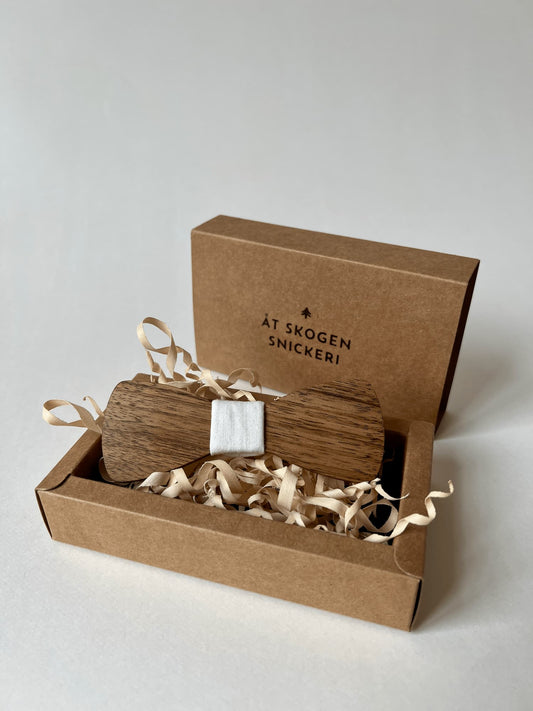 Handgjord fluga i träslaget ask – elegant och unik accessoar för festliga tillfällen