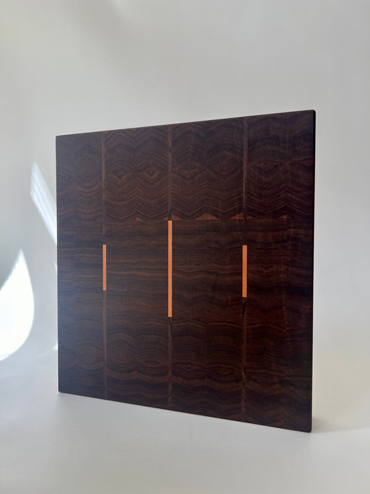 Handgjord skärbräda i ändträ av valnöt – en exklusiv present eller bröllopsgåva