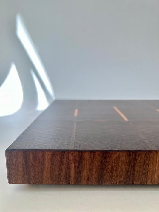 Handgjord skärbräda i ändträ av valnöt – en exklusiv present eller bröllopsgåva