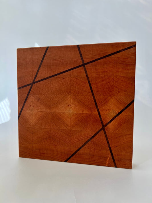 Handgjord skärbräda i ändträ av körsbär – en exklusiv present eller bröllopsgåva