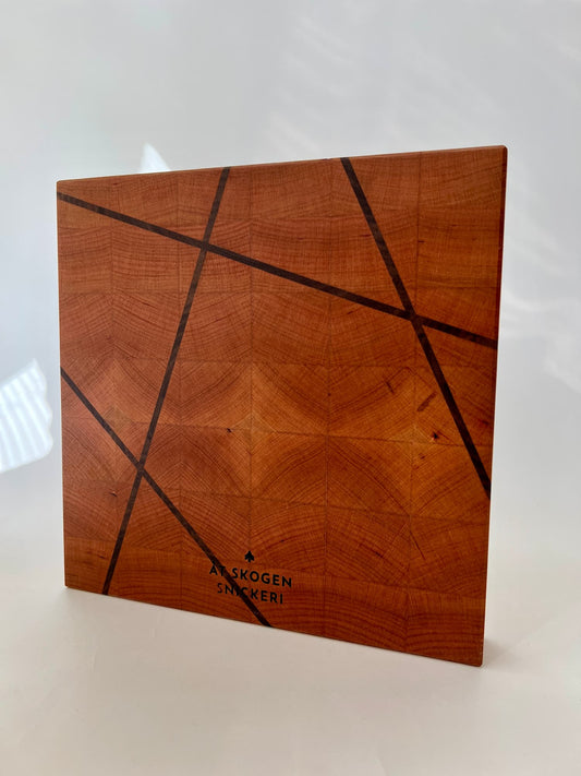 Handgjord skärbräda i ändträ av körsbär – en exklusiv present eller bröllopsgåva