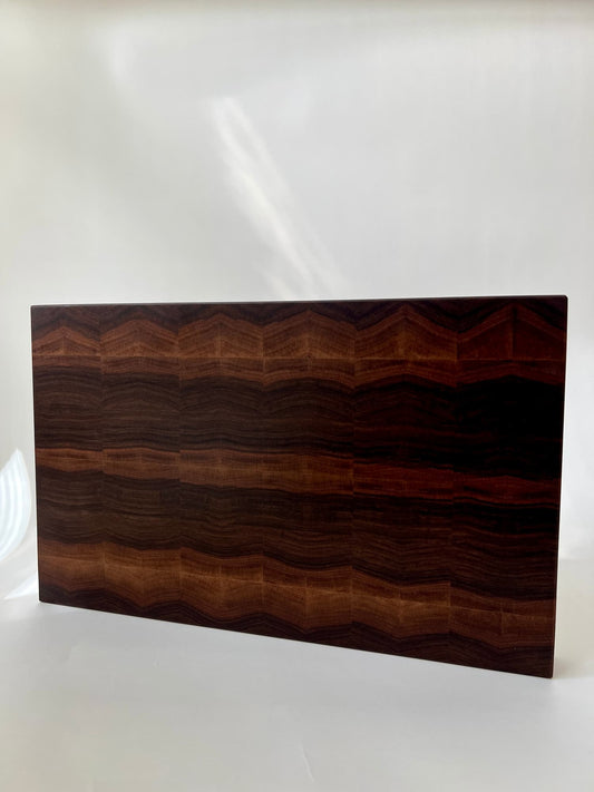 Handgjord skärbräda i ändträ av valnöt – en exklusiv present eller bröllopsgåva