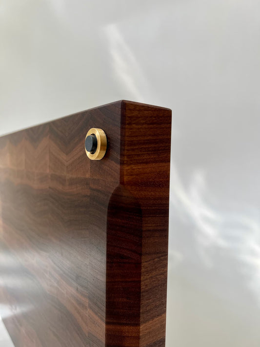 Handgjord skärbräda i ändträ av valnöt – en exklusiv present eller bröllopsgåva