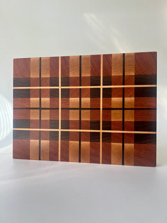 Handgjord skärbräda i ändträ – en exklusiv present eller bröllopsgåva