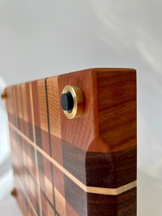 Handgjord skärbräda i ändträ – en exklusiv present eller bröllopsgåva