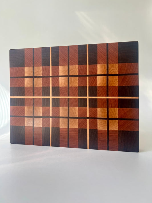 Handgjord skärbräda i ändträ – en exklusiv present eller bröllopsgåva