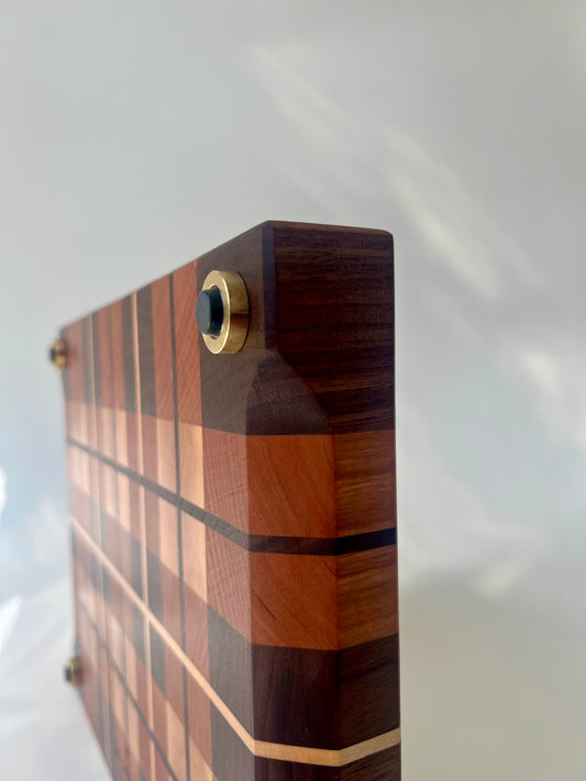 Handgjord skärbräda i ändträ – en exklusiv present eller bröllopsgåva