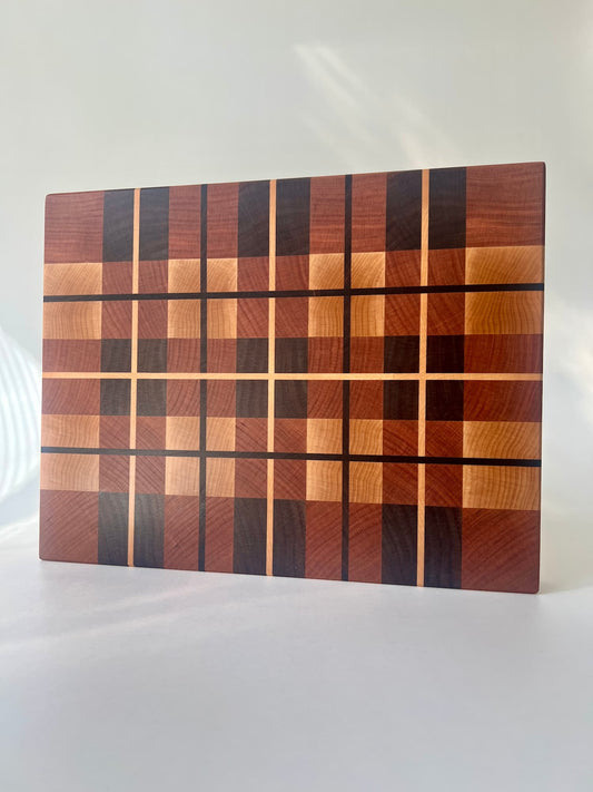 Handgjord skärbräda i ändträ – en exklusiv present eller bröllopsgåva