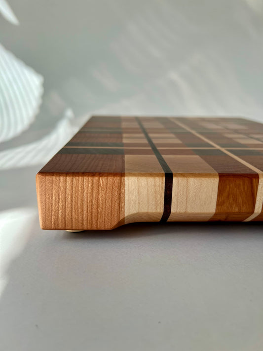 Handgjord skärbräda i ändträ – en exklusiv present eller bröllopsgåva