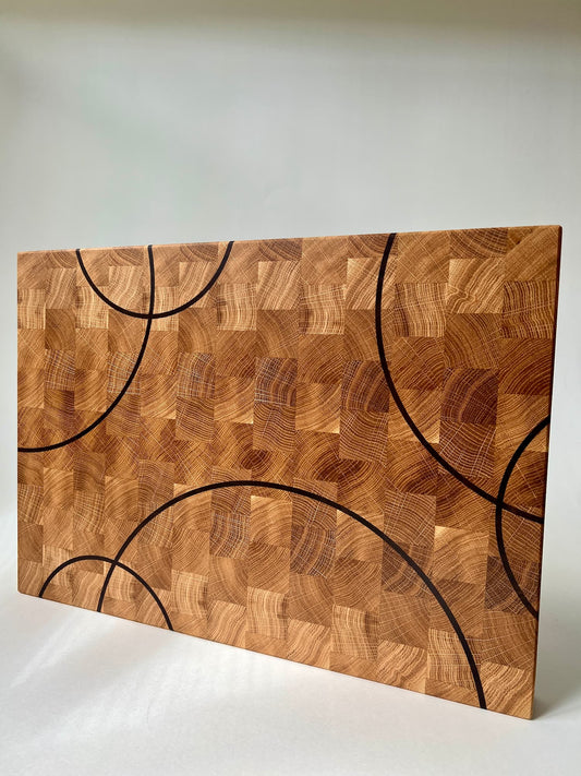 Handgjord skärbräda i ändträ av ek – en exklusiv present eller bröllopsgåva