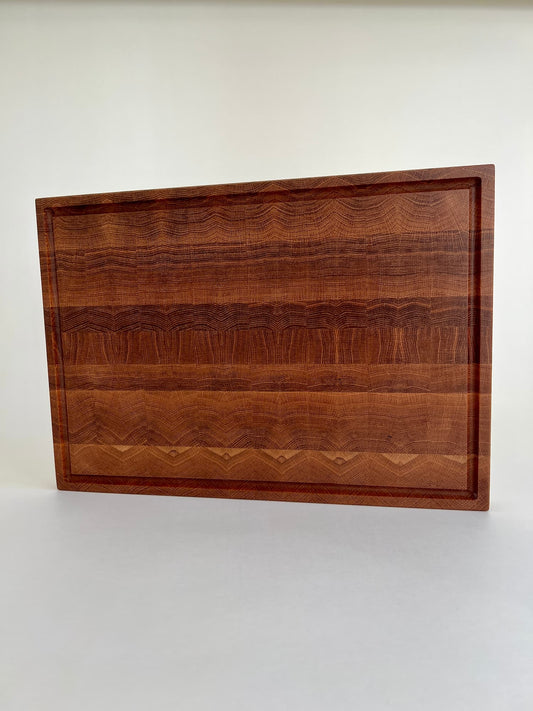 Handgjord skärbräda i ändträ av ek – en exklusiv present eller bröllopsgåva