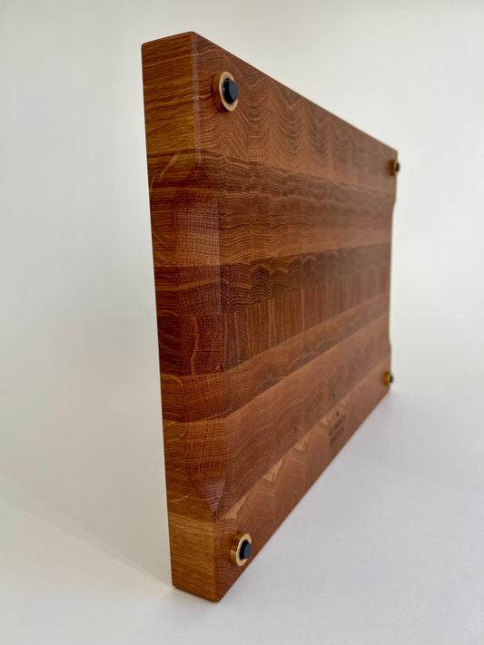 Handgjord skärbräda i ändträ av ek – en exklusiv present eller bröllopsgåva