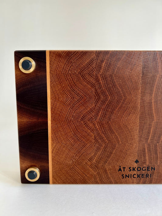 Handgjord skärbräda i ändträ – en exklusiv present eller bröllopsgåva