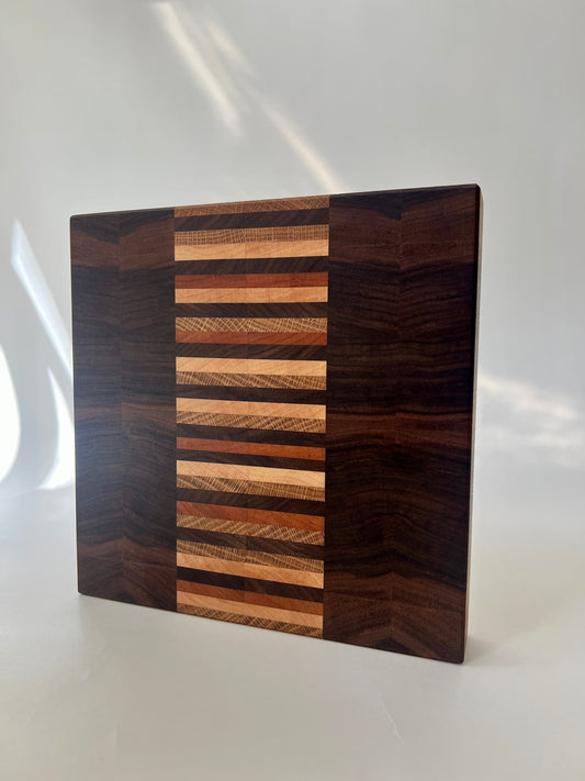 Handgjord skärbräda i ändträ – en exklusiv present eller bröllopsgåva