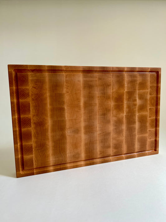 Handgjord skärbräda i ändträ – en exklusiv present eller bröllopsgåva