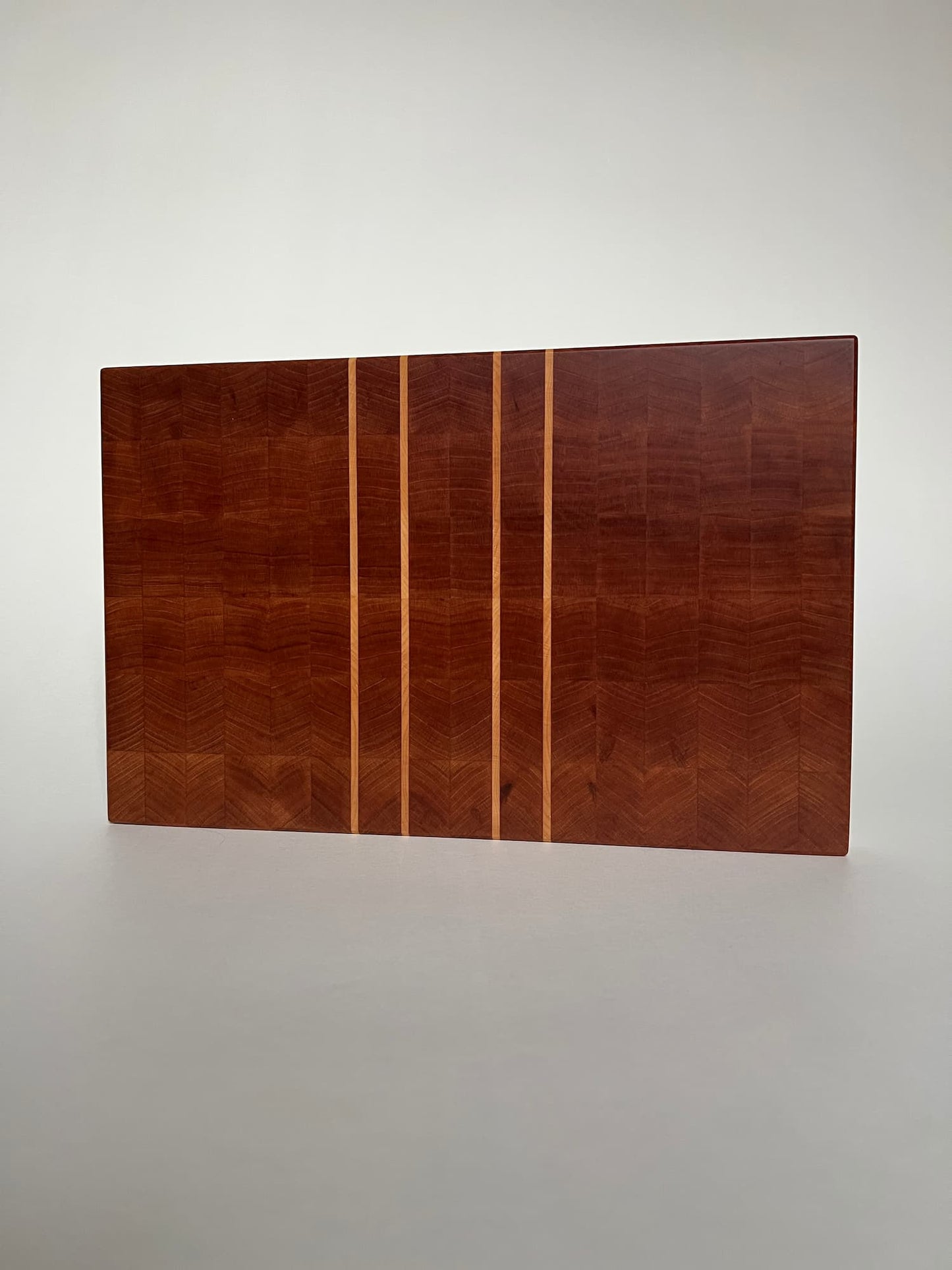 Handgjord skärbräda i ändträ – en exklusiv present eller bröllopsgåva