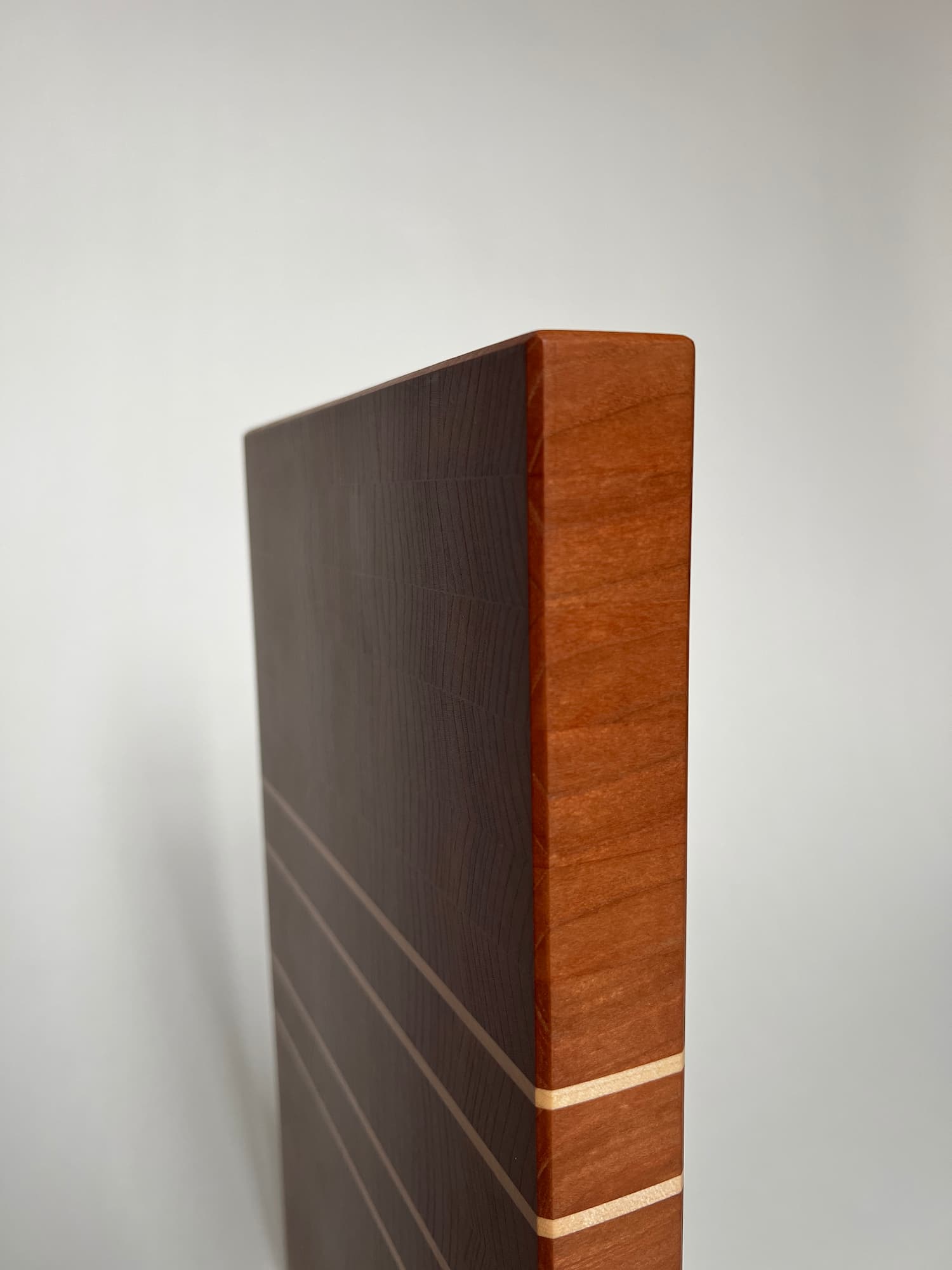 Handgjord skärbräda i ändträ – en exklusiv present eller bröllopsgåva