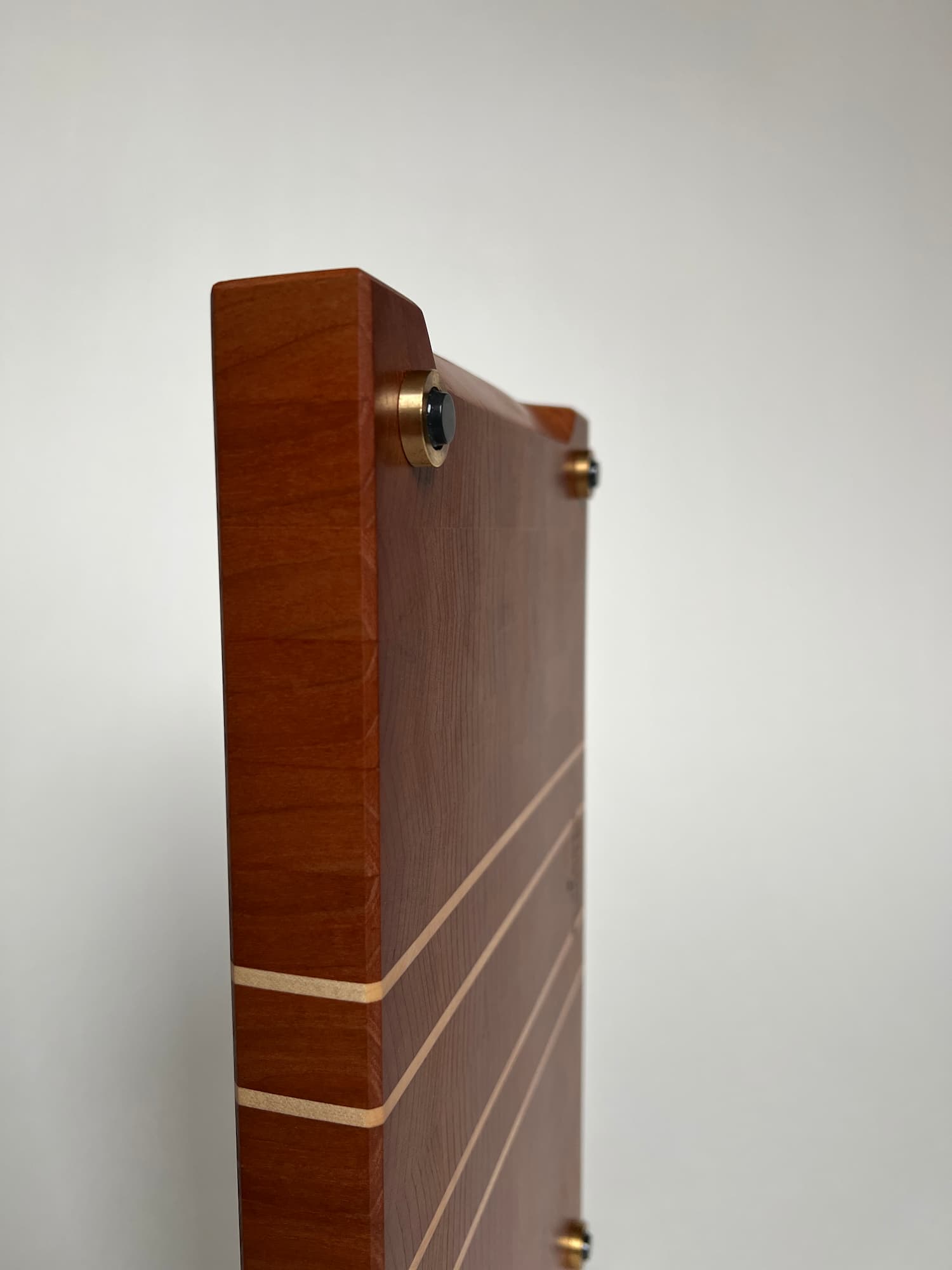 Handgjord skärbräda i ändträ – en exklusiv present eller bröllopsgåva