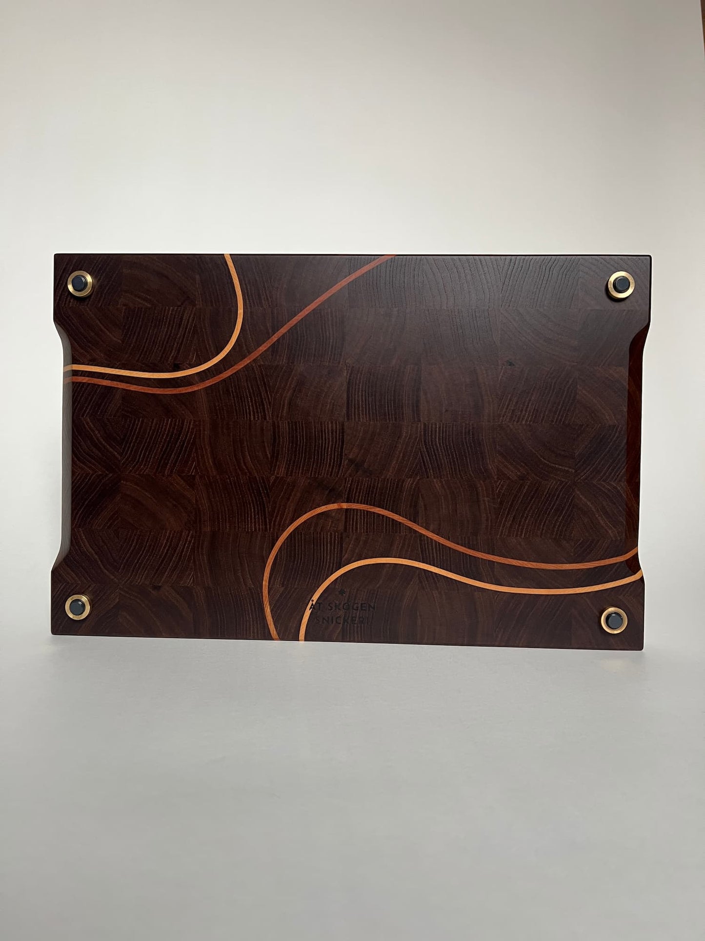 Handgjord skärbräda i ändträ – en exklusiv present eller bröllopsgåva