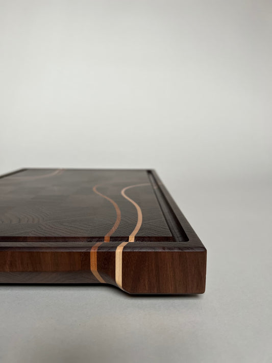 Handgjord skärbräda i ändträ – en exklusiv present eller bröllopsgåva