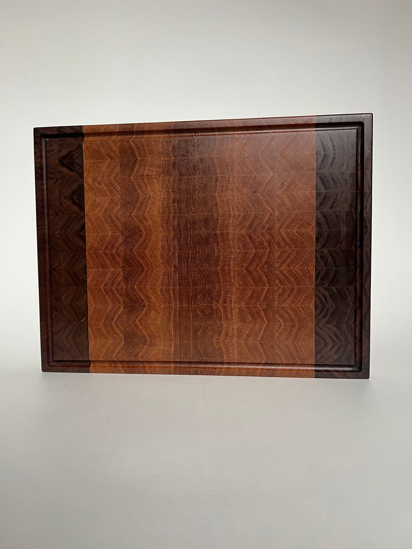 Handgjord skärbräda i ändträ – en exklusiv present eller bröllopsgåva