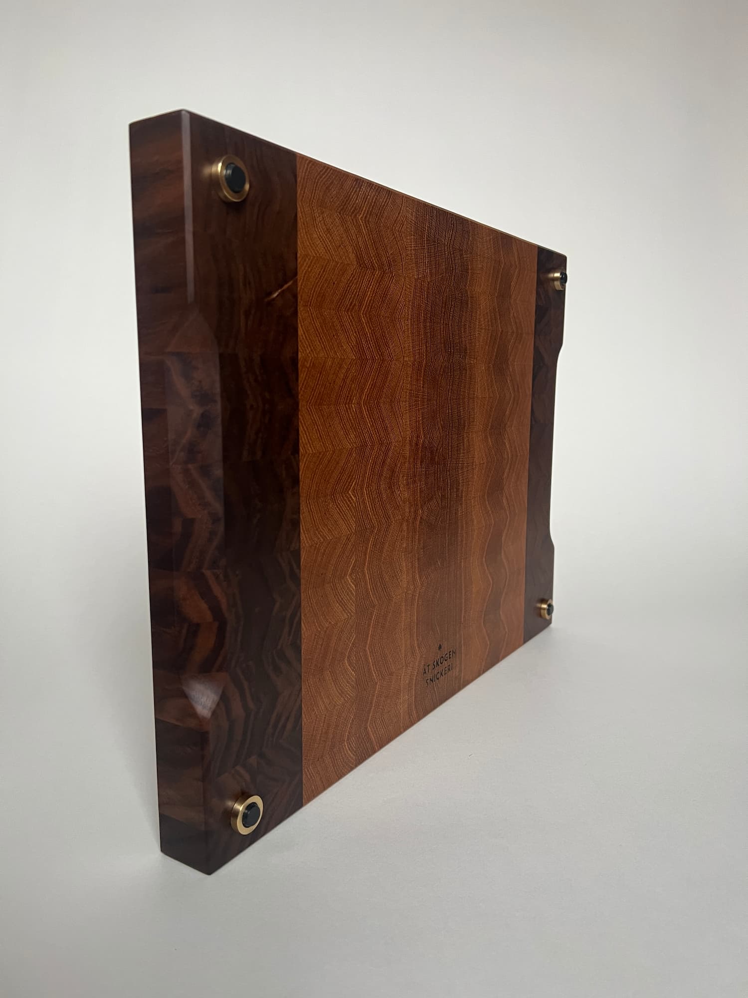 Handgjord skärbräda i ändträ – en exklusiv present eller bröllopsgåva