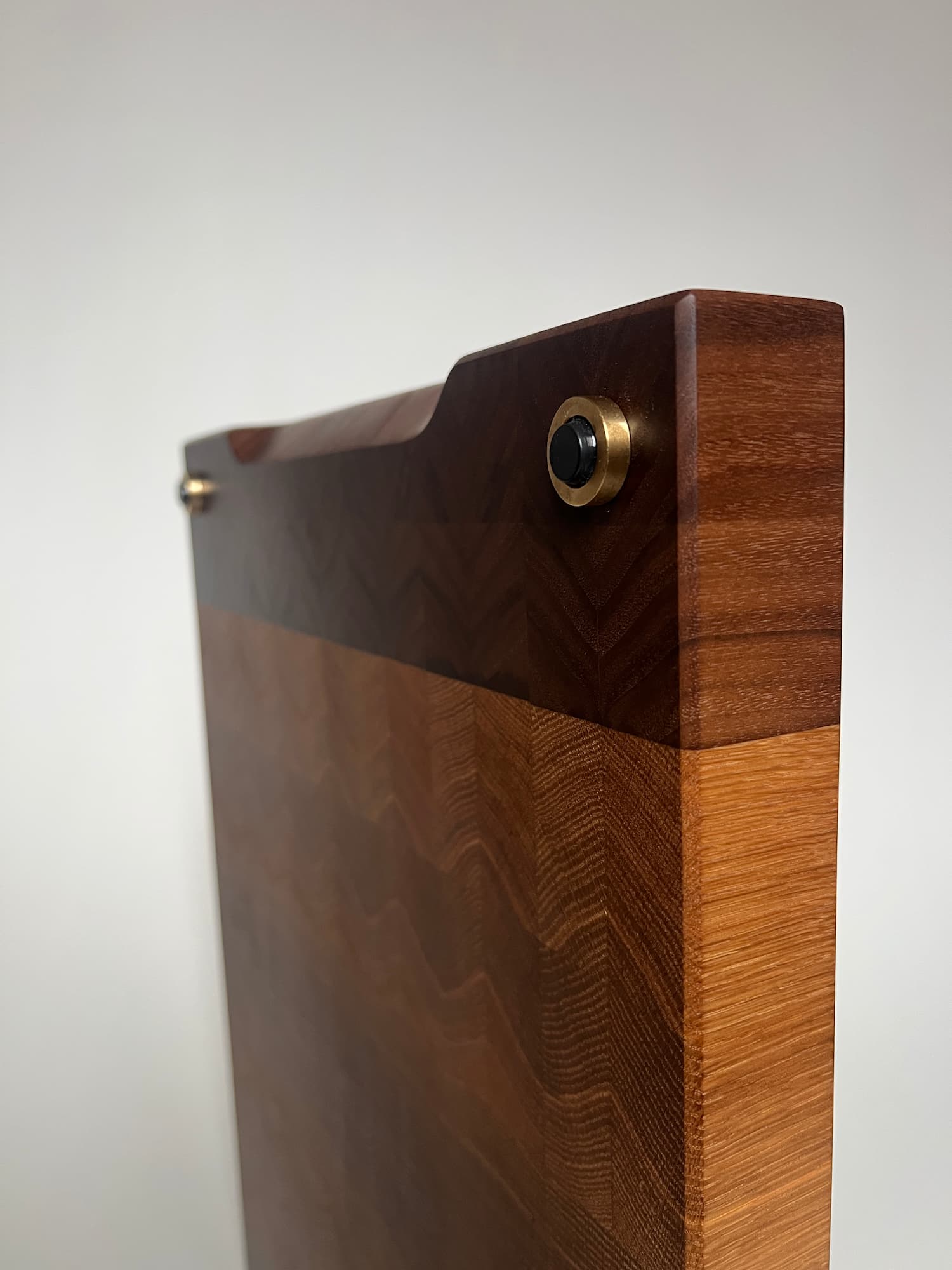 Handgjord skärbräda i ändträ – en exklusiv present eller bröllopsgåva