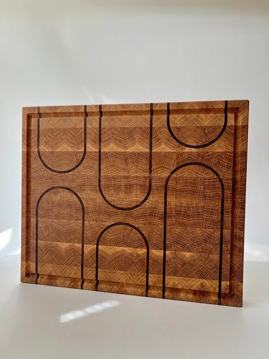 Handgjord skärbräda i ändträ av ek – en exklusiv present eller bröllopsgåva