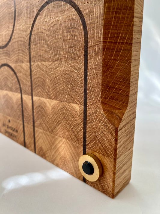 Handgjord skärbräda i ändträ av ek – en exklusiv present eller bröllopsgåva