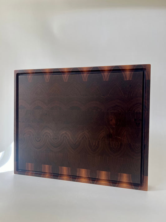 Handgjord skärbräda i ändträ av valnöt – en exklusiv present eller bröllopsgåva