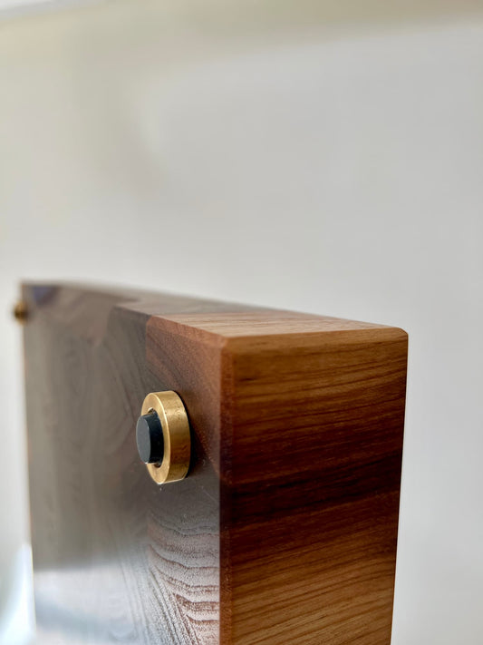 Handgjord skärbräda i ändträ av valnöt – en exklusiv present eller bröllopsgåva