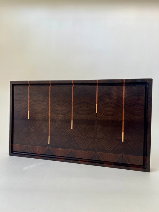 Handgjord skärbräda i ändträ av valnöt – en exklusiv present eller bröllopsgåva