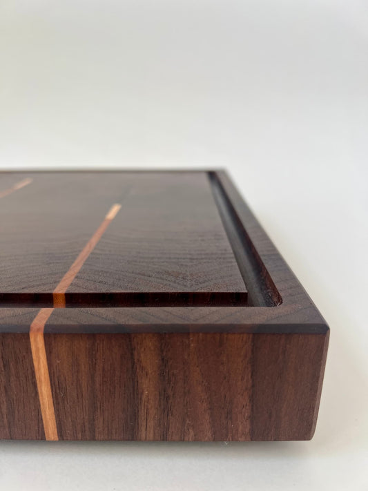 Handgjord skärbräda i ändträ av valnöt – en exklusiv present eller bröllopsgåva