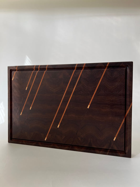 Handgjord skärbräda i ändträ av valnöt – en exklusiv present eller bröllopsgåva