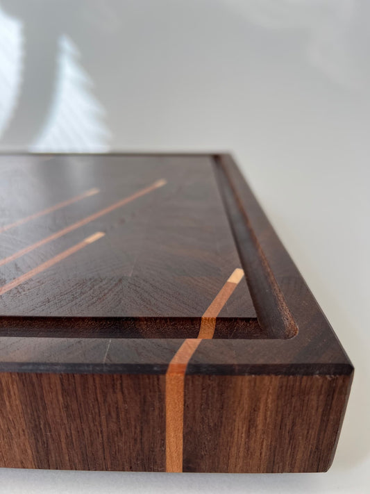 Handgjord skärbräda i ändträ av valnöt – en exklusiv present eller bröllopsgåva