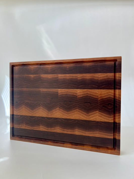 Handgjord skärbräda i ändträ av valnöt – en exklusiv present eller bröllopsgåva