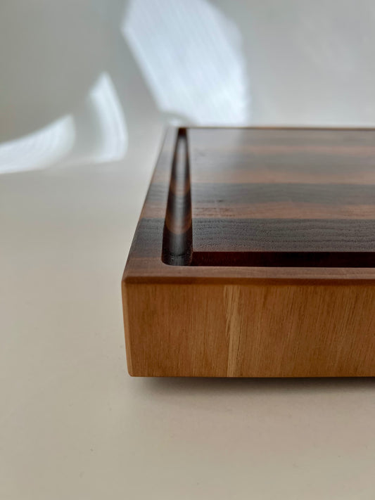 Handgjord skärbräda i ändträ av valnöt – en exklusiv present eller bröllopsgåva