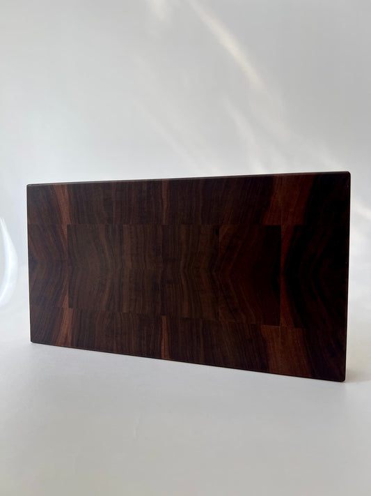 Handgjord skärbräda i ändträ av valnöt – en exklusiv present eller bröllopsgåva