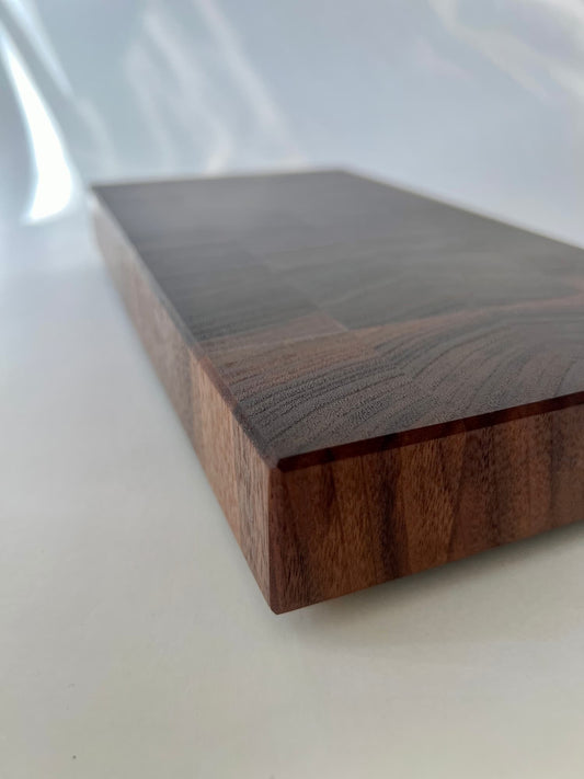 Handgjord skärbräda i ändträ av valnöt – en exklusiv present eller bröllopsgåva