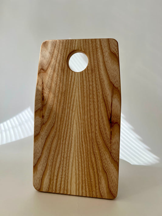 Handgjord charkbräda i ask, perfekt som uppläggningsbricka för ost och delikatesser