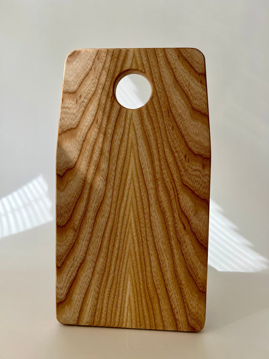 Handgjord charkbräda i ask, perfekt som uppläggningsbricka för ost och delikatesser