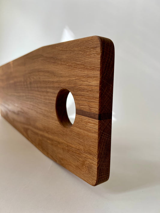 Handgjord charkbräda i ek – en stilren uppläggningsbricka för ost och delikatesser, perfekt som bröllopsgåva eller present