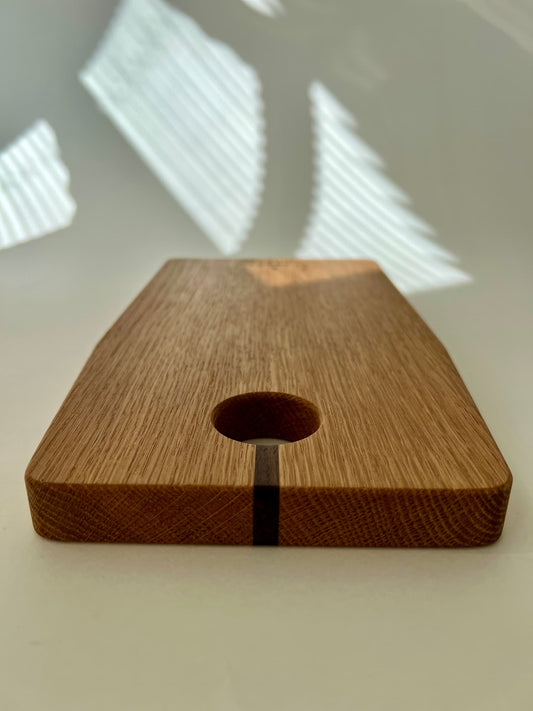 Handgjord charkbräda i ek – en stilren uppläggningsbricka för ost och delikatesser, perfekt som bröllopsgåva eller present