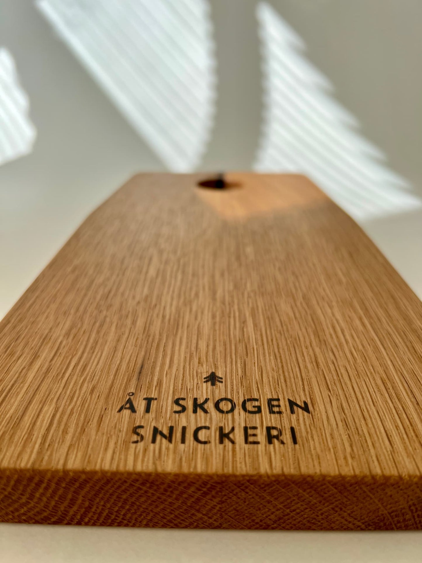 Handgjord charkbräda i ek – en stilren uppläggningsbricka för ost och delikatesser, perfekt som bröllopsgåva eller present