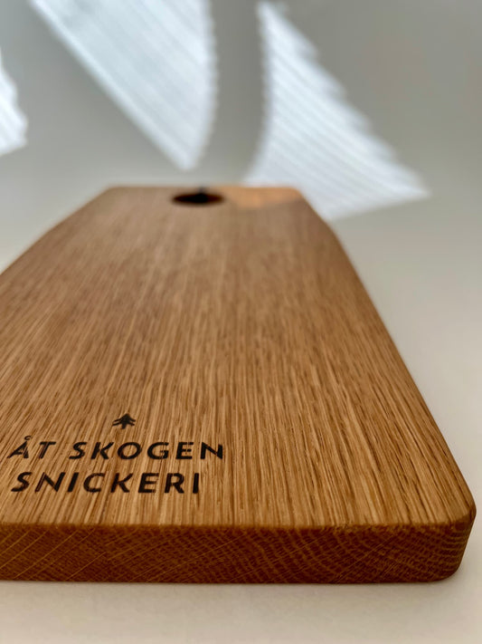 Handgjord charkbräda i ek – en stilren uppläggningsbricka för ost och delikatesser, perfekt som bröllopsgåva eller present
