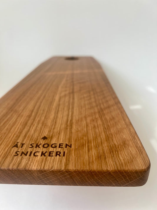 Handgjord charkbräda i ek – en stilren uppläggningsbricka för ost och delikatesser, perfekt som bröllopsgåva eller present